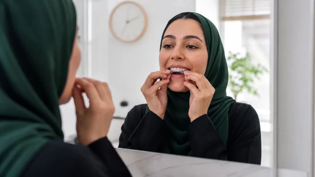 مراجعة ترتدي قالب تقويم شفاف ضمن روتينها اليومي