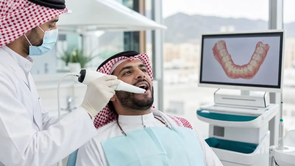 مراجع يخضع لمسح رقمي داخل الفم لتسجيل الأسنان قبل خطة التقويم